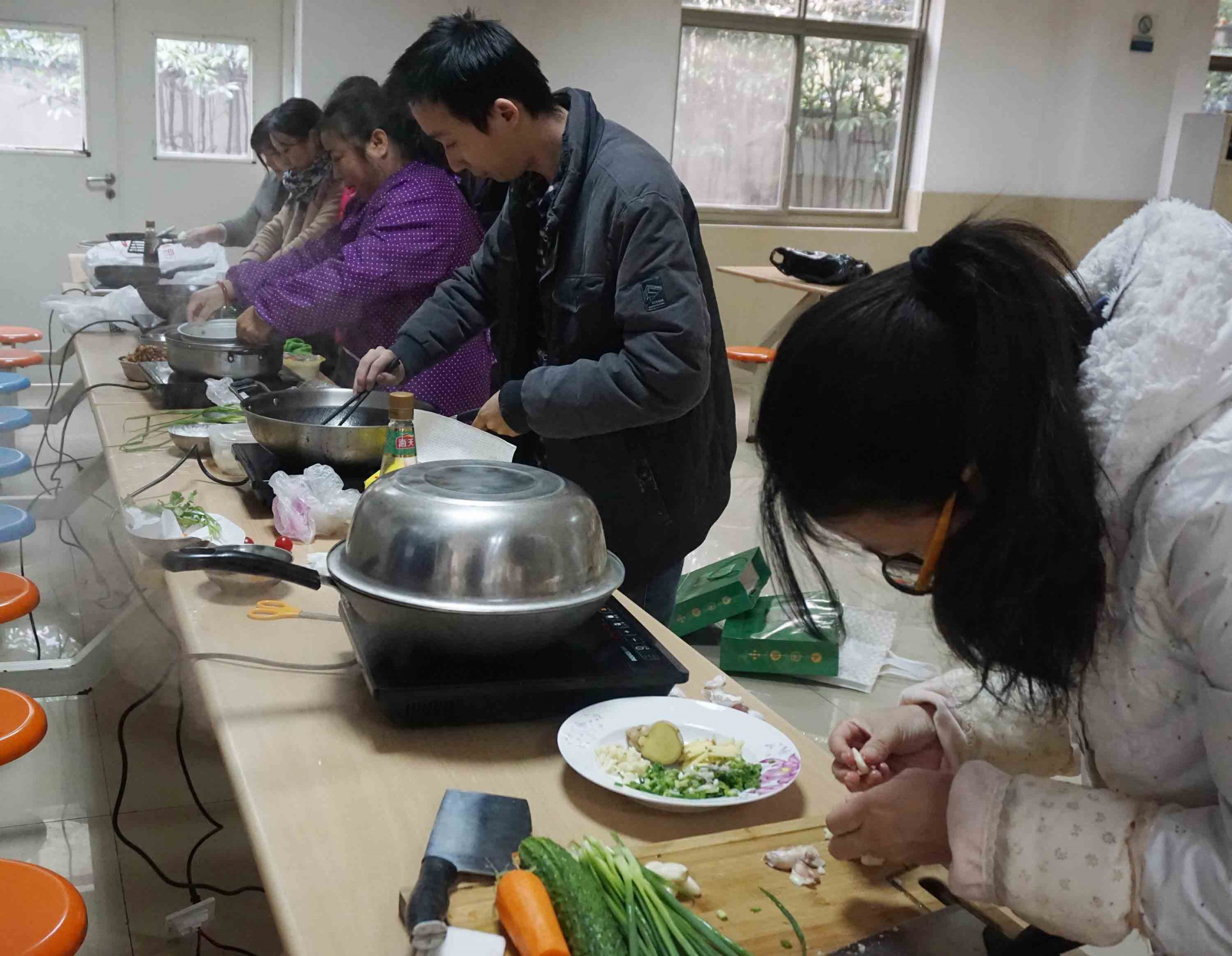 
                            魚火相逢，互展廚技，共烹友旺情！